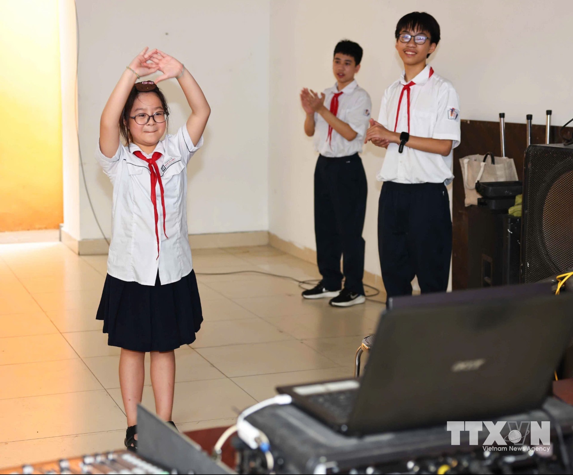 Học sinh Trường THCS Ngô Sĩ Liên hào hứng trải nghiệm sản phẩm “FitForm” của Nhóm học sinh Trần Hải Long, Nguyễn Bảo Ngân, Bùi Quang Bảo - Lớp 8S (Trường THCS Trưng Vương). (Ảnh: Thanh Tùng/TTXVN)